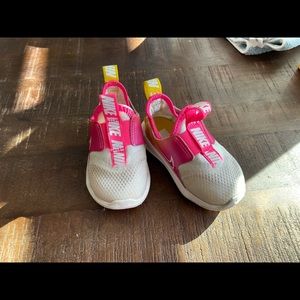 Nike Toddler Flex Runner size 5C